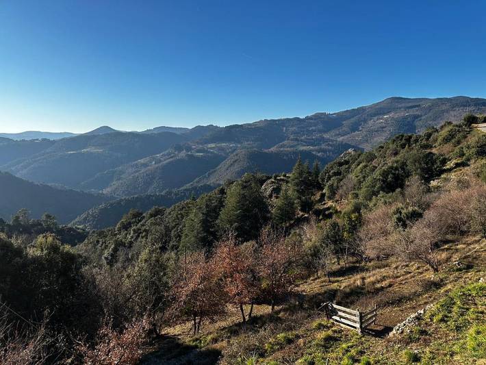 Location de vacances pour 4 personnes, avec vue ainsi que jardin et terrasse à Chalencon
