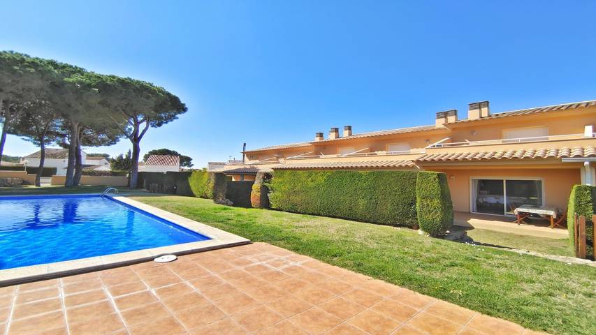 Maison de vacances pour 6 personnes, avec Balcon/Terrasse ainsi que Jardin et Piscine à L'Escala