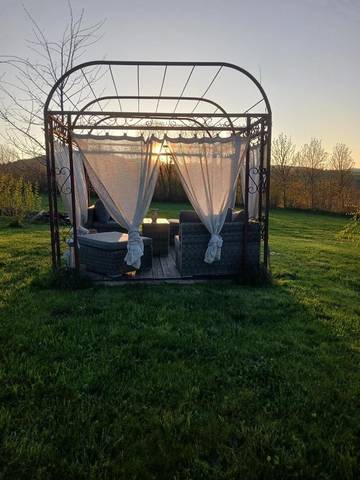 Gîte pour 4 personnes, avec vue ainsi que jardin et terrasse à Coucouron