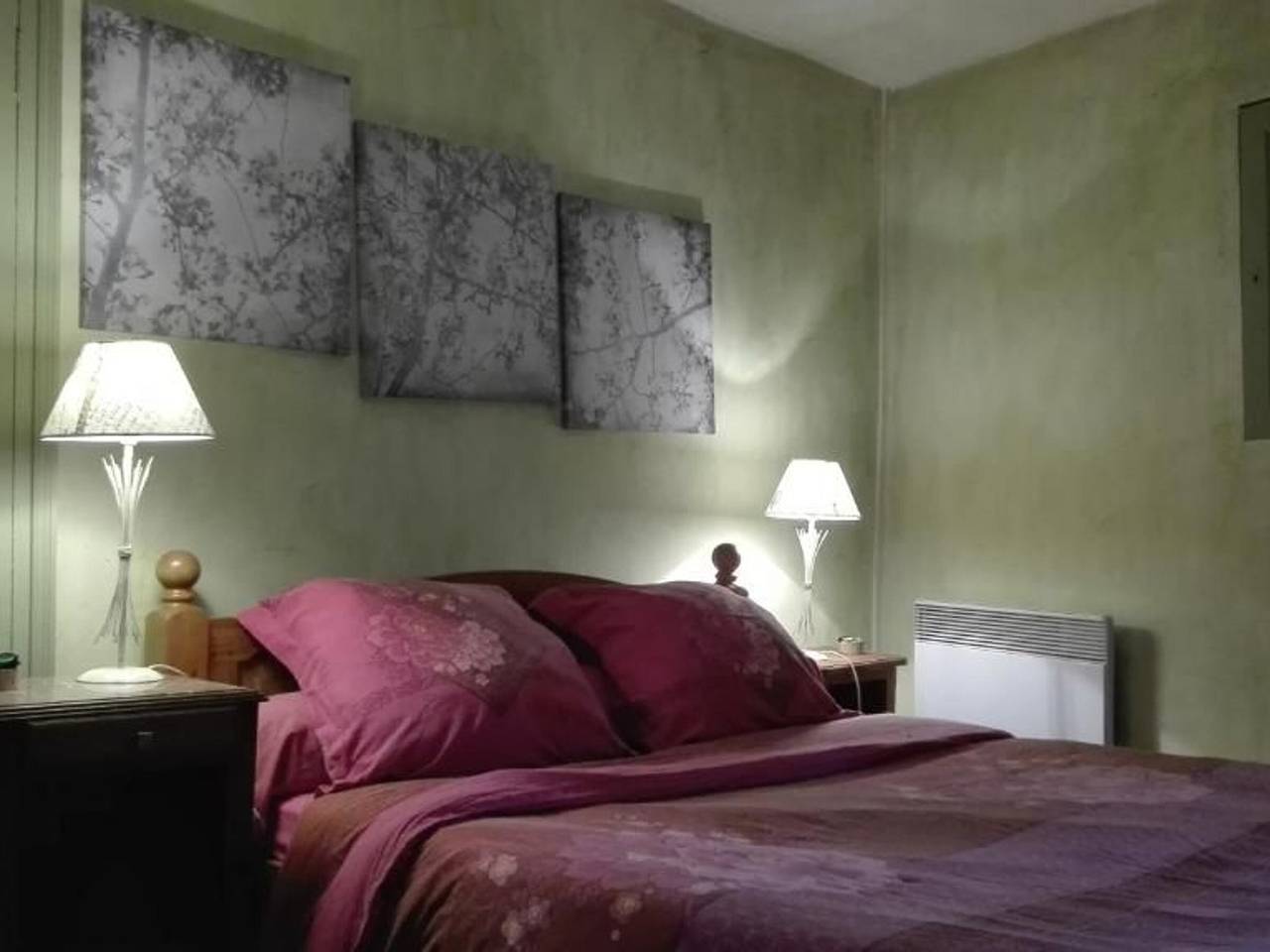Cozy house with fireplace, garden, and pets allowed in Santigny in Santigny, Avallon region
