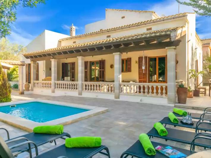Villa for 6 people, with garden and pool in Sa Coma