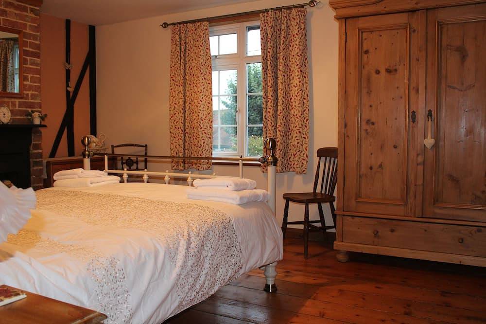 Comfortable, characterful cottage for 3 in Tenterden, woodburner and parking in Tenterden, Ashford region