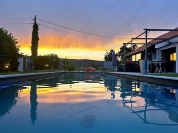 Chambre d’hôte pour 4 personnes, avec jardin et piscine ainsi que vue et terrasse dans Certines