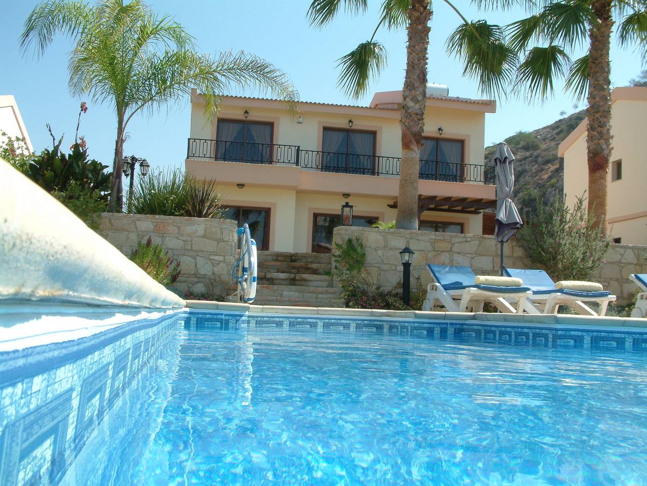 Villa mit drei Schlafzimmern, privatem Pool und angelegtem Garten in Strandnähe in Πισσούρι, Südzypern