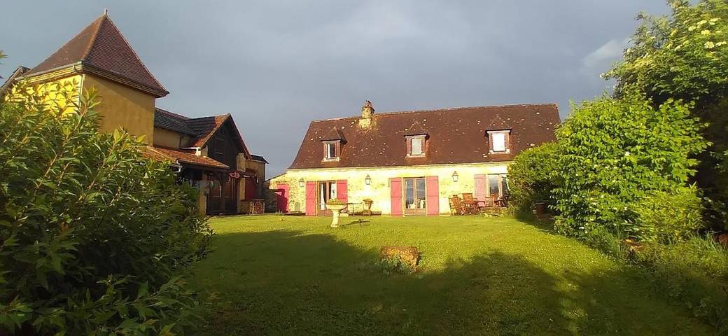 Location de vacances pour 10 personnes, avec piscine ainsi que vue et jardin, adapté aux familles à Saint-Cybranet - 2