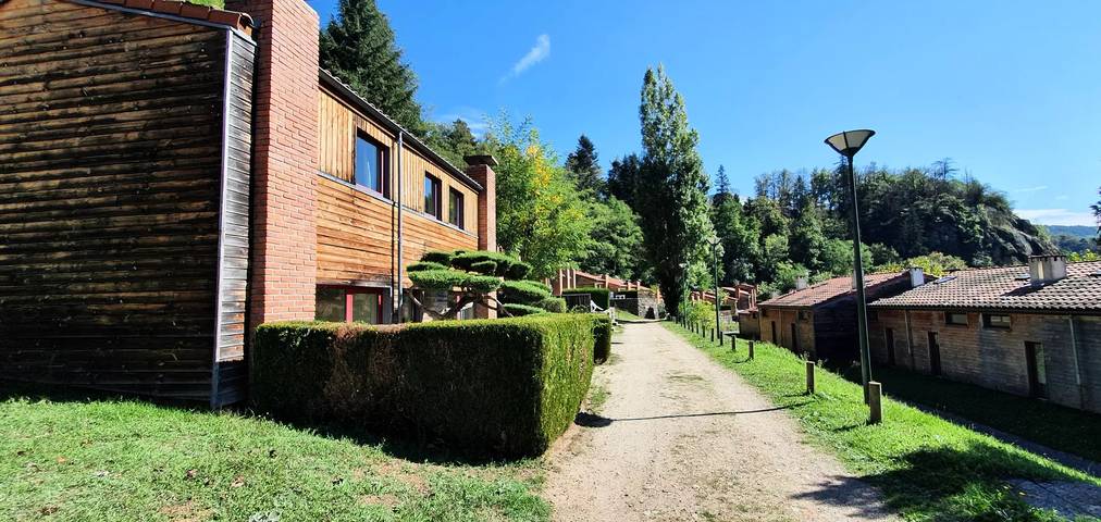Location de vacances pour 2 personnes, avec Terrasse et Piscine en Auvergne