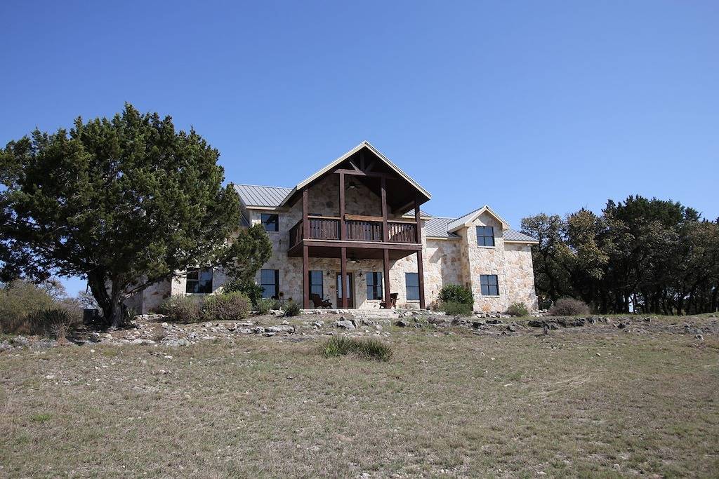 Großes Haus, große Freiflächen und ein privater Pool, perfekt für große Familien in Rio Frio, Real County