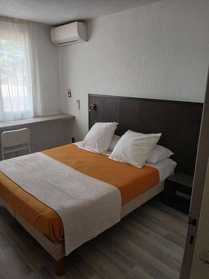 Hôtel pour 2 personnes, avec jardin ainsi que vue et terrasse à Donzère - 4