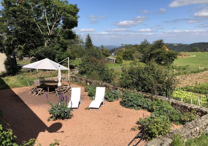 Gîte pour 6 personnes, avec jardin à Chambon-sur-Lac - 4