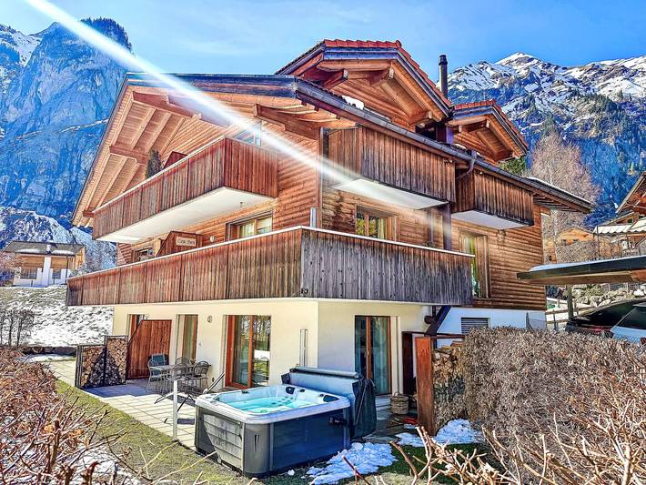 Hütte für 3 Personen, mit Terrasse und Whirlpool in Kandersteg