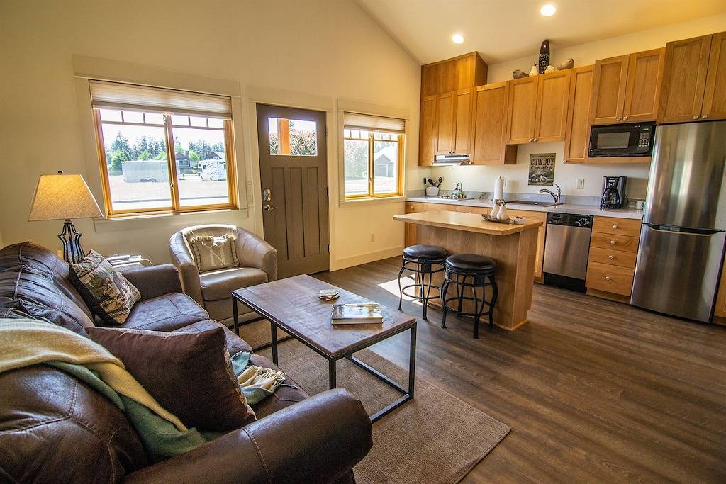 Ganze Wohnung, Neu gebaut und gelistet, makellos sauber, Aussicht, 1 Block in die Stadt, Haustiere ok, wunderschön! in Sisters, Black Butte Ranch