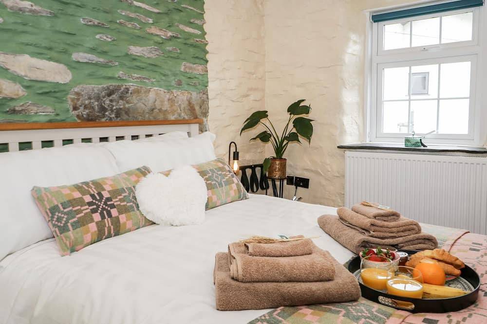 Bron Celyn Bach, pet friendly, with open fire in Betws-Y-Coed in Betws-y-Coed, Snowdonia
