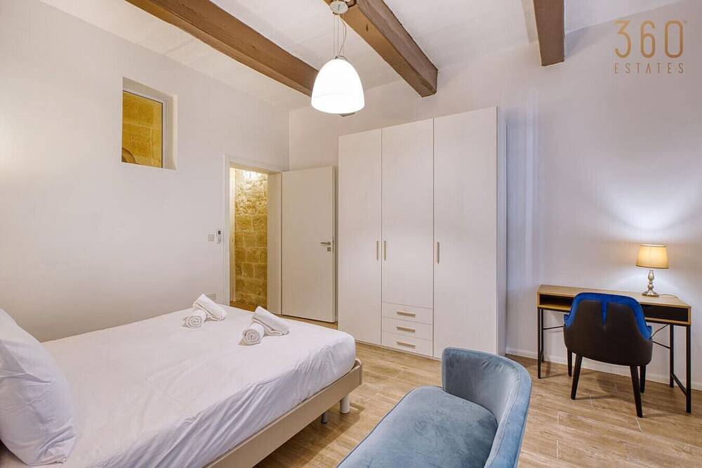 Stylish Townhouse w/Balcony next to Waterfront in Cospicua, Insel Malta