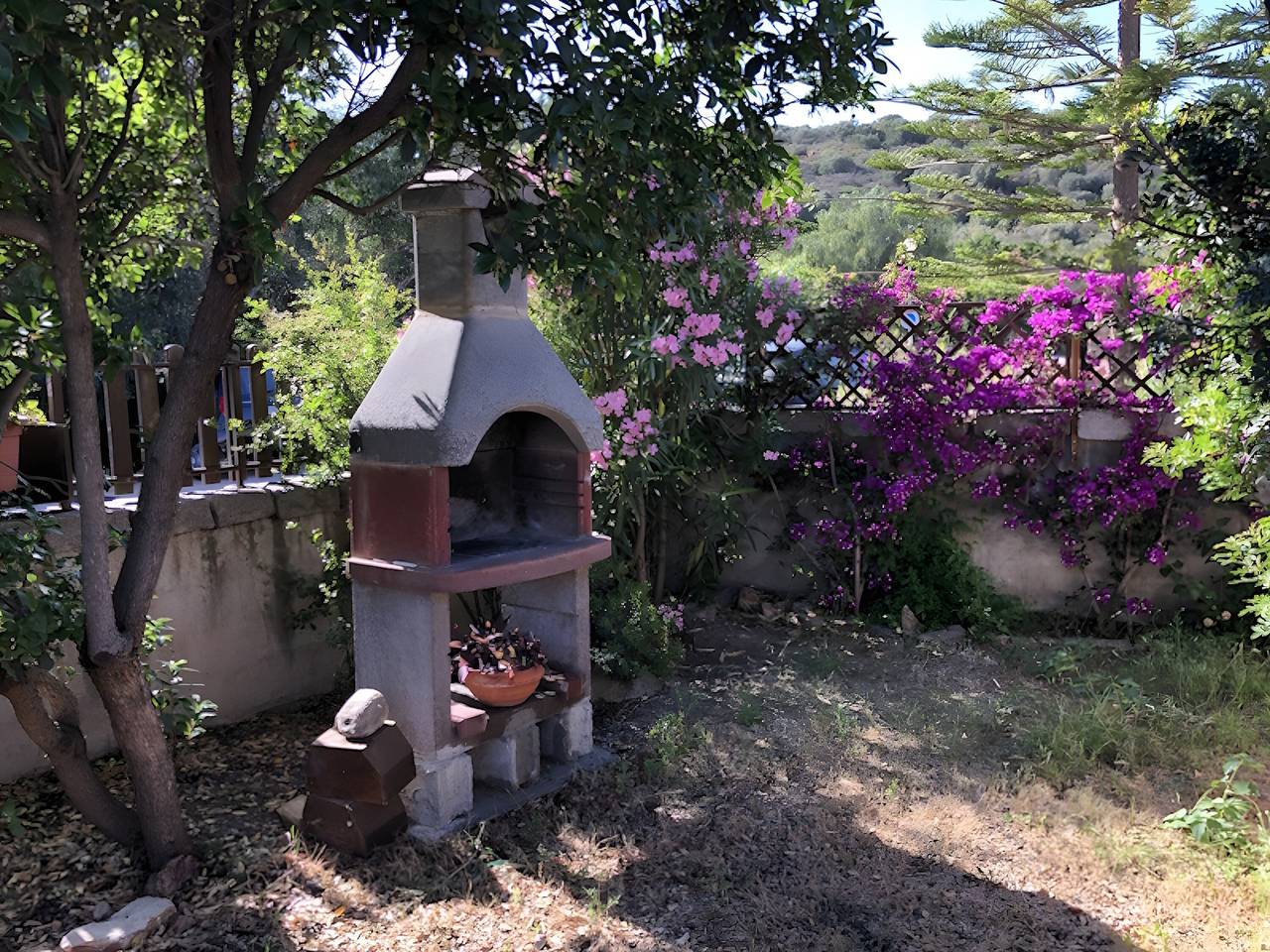 Ganze Wohnung, Bouganville-Wohnung 80 m vom Strand mit privater Terrasse, Garten & Klimaanlage in Porto Taverna, Loiri Porto San Paolo