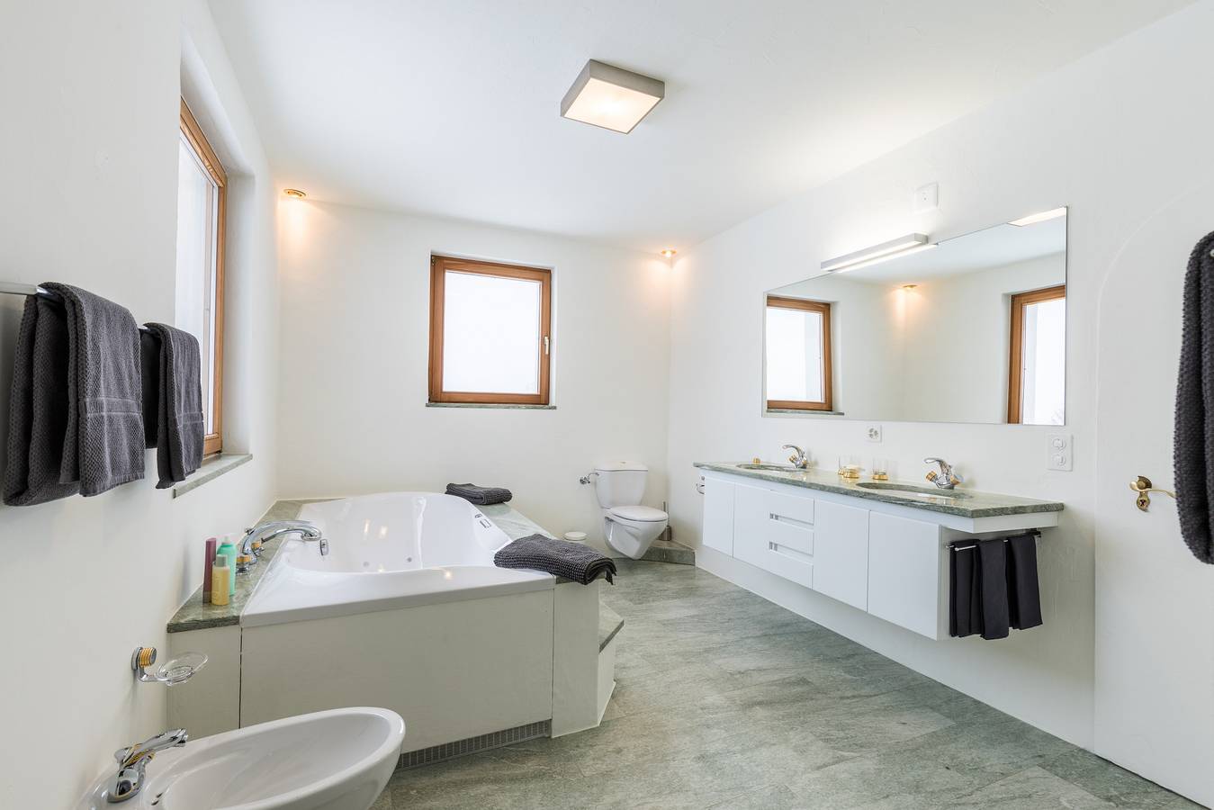 Ganze Wohnung, Chasa La Tschuffa: Exklusives Haus mit 4.5-Zimmer Maisonette am Fusse des Schloss Tarasp in Tarasp, Unterengadin