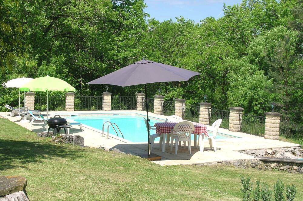 Cabaña de piedra totalmente aislada con piscina privada, 2 acres de jardín y bosque in Paussac-et-Saint-Vivien, Périgord Vert