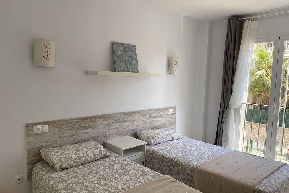 Ganze Wohnung, Azalea Cala Bona Super Apt-Pool-Wifi-1 Min Beach- Bdrm-2Bthrm-Terrasse in Cala Bona, Son Servera