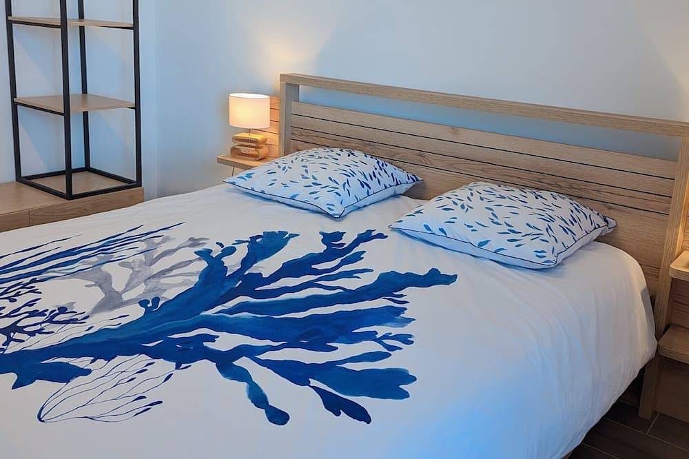 Appartement entier, Appartement Vue mer Sur la plage Les pieds dans l’eau pour 2 personnes in Sainte-Anne la Palud, Plonévez-Porzay