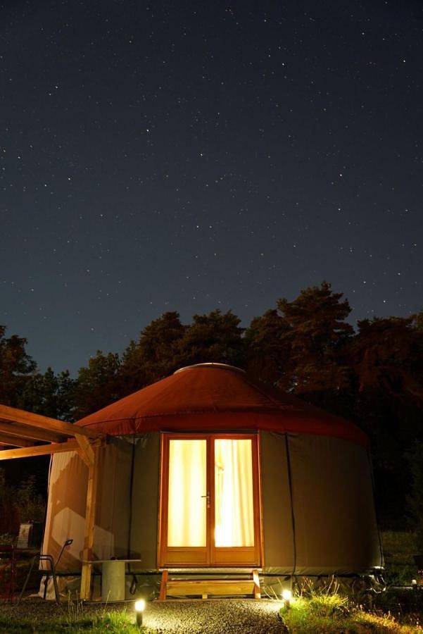 Tente pour 2 personnes, avec jardin ainsi que terrasse et jacuzzi dans Région de Besse-et-Saint-Anastaise - 3