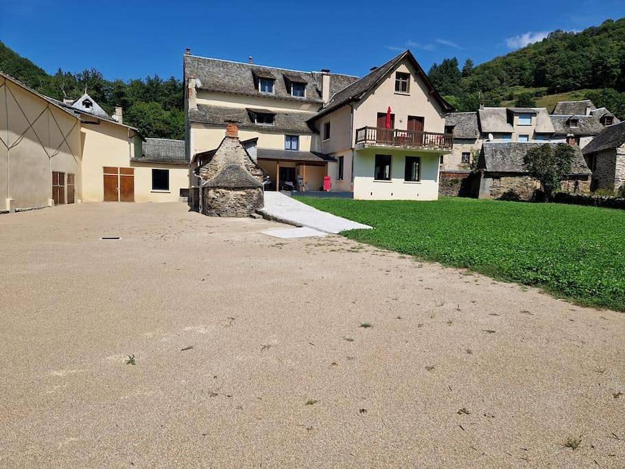 Seven-Bedroom House in Coubisou, Parc naturel régional de l'Aubrac