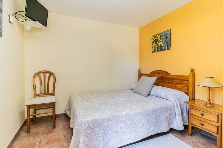Intimate Retreat in the Pyrenees Garden & Parking in Sabiñánigo, Aragonesische Pyrenäen