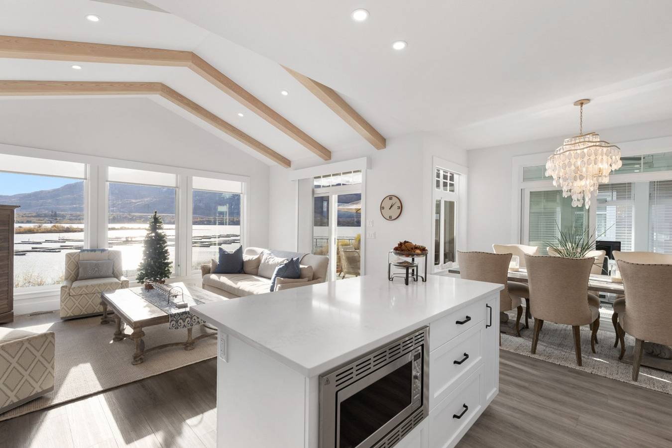Lakefront Luxury in Warm Osoyoos in Osoyoos Lake, Okanagan-Similkameen