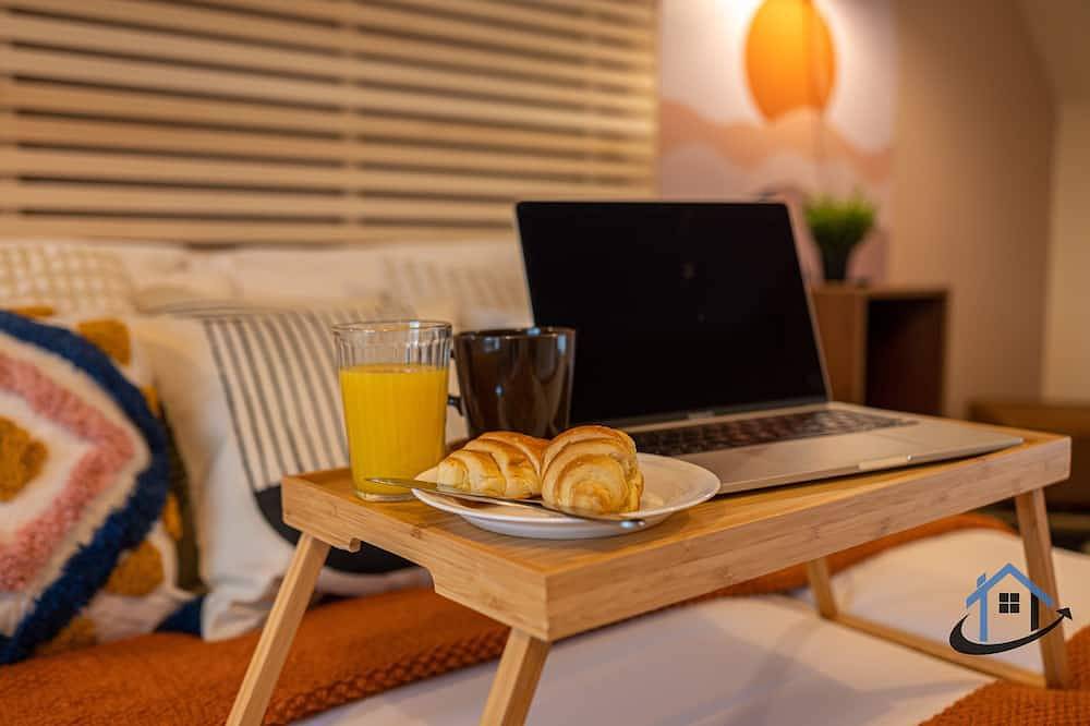 King beds workspace corporates parking sleeps 8 in Northampton, Northamptonshire