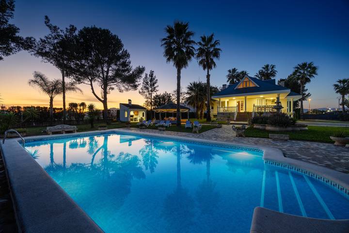 Villa für 10 Personen, mit Kinderpool und Pool sowie Garten und Whirlpool, mit Haustier in Alicante Provinz