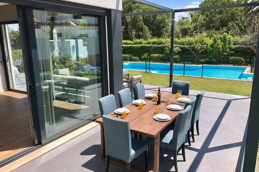 Luxuriöse Villa mit tropische Garten und großem privatem Pool. Komplett ummauert in Carvoeiro, Faro Distrikt