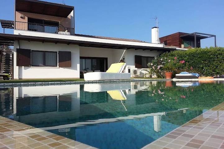 Villa für 7 Personen, mit Balkon und Terrasse sowie Garten