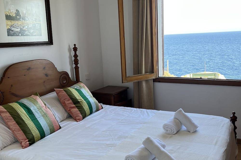 Entire apartment, Apartment located on the seafront with communal swimming pool in Cala d'Or, Santanyí