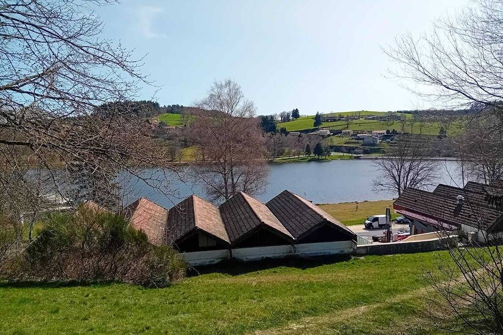 Holiday Home 'Joli Gîte Rouge Au Bord Du Lac' with Shared Terrace, Shared Garden and Wi-Fi in Saint-Rémy-sur-Durolle, Livradois-Forez Regional Nature Park