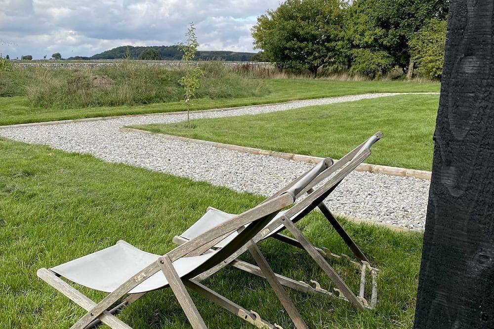 Hare’s Retreat - ( Middle Cabin )  - sleeps 2 guests  in 1 bedroom in Eyam, Derbyshire