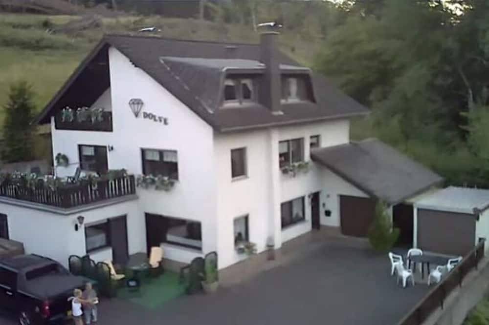 Large apartment in the Vulkaneifel on a mountain located!!! Up to 12 people! above in Mürlenbach, Vulkaneifel