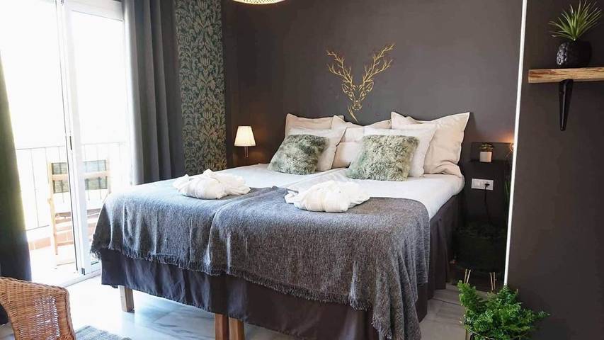 Casa de huéspuedes para 5 personas, con terraza además de piscina y jardín en Nerja