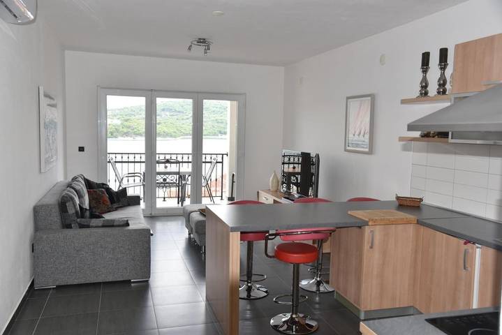 Apartament wakacyjny dla 4 osób, z widok i widok na jezioro oraz taras w Tisno
