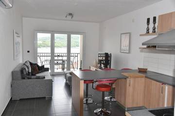 Ferienwohnung für 4 Personen, mit Seeblick und Terrasse sowie Ausblick in Tisno
