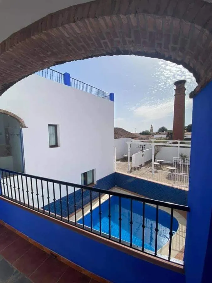 Hotel para 3 personas, con vistas además de terraza y piscina, Se admiten mascotas - 1