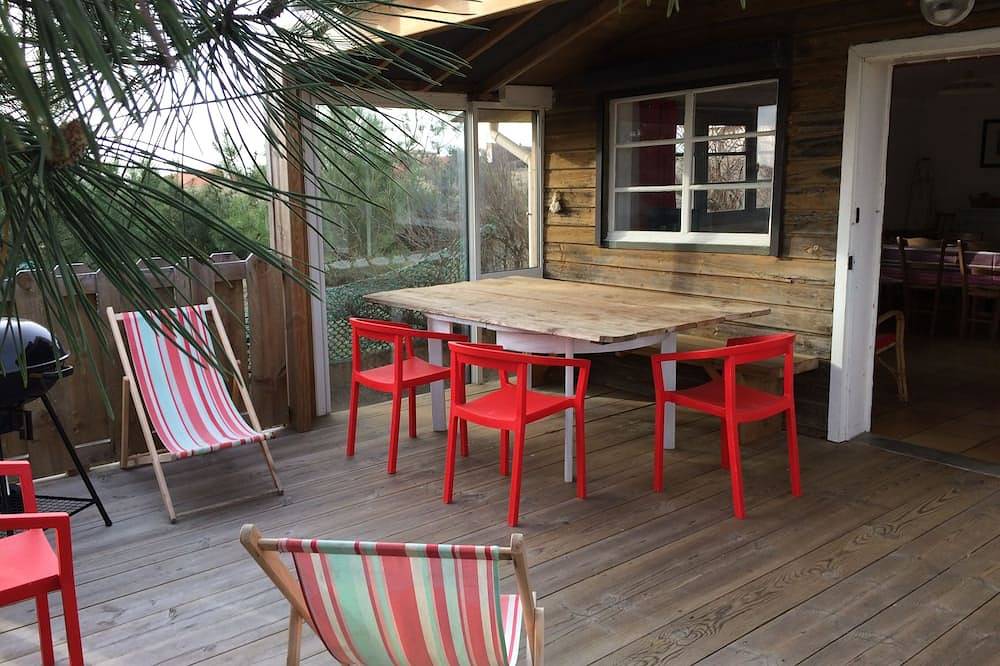 Wood Chalet Beach Contis in Contis, Saint-Julien-en-Born