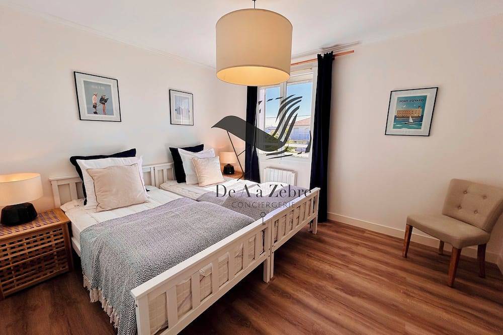 Villa Souzy - Family home with fully enclosed garden. 2km from the ocean. in Port-des-Barques, Region de Rochefort