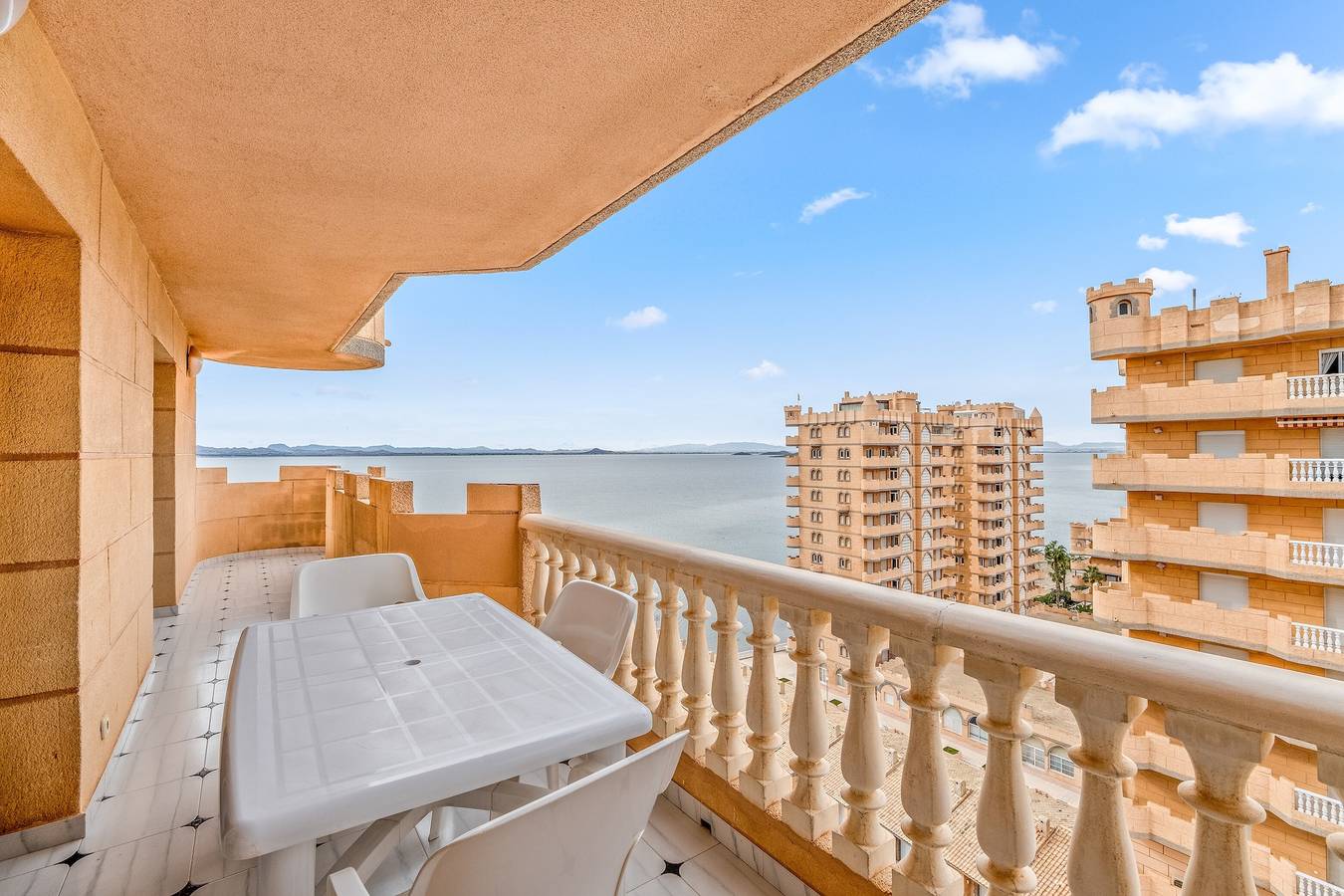 Appartement entier, Appartement 'Castillo De Mar F2 Torre Sur 10a' avec vue sur la mer, piscine partagée et Wi-Fi in San Javier, Costa Cálida