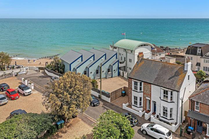 Holiday rental for 10 people, with garden and balcony, child-friendly in Sussex