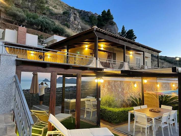 Ferienhaus für 6 Personen, mit Balkon und Terrasse sowie Garten und Pool
