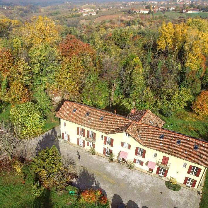 Agriturismo per 3 persone, con Terrazza e Giardino nonché Panorama a La Morra
