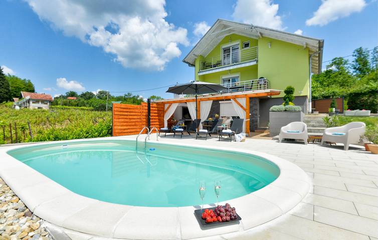 Geräumige 2-Zimmer-Wohnung mit beheiztem Pool und Terrasse in Sisak-Moslavina