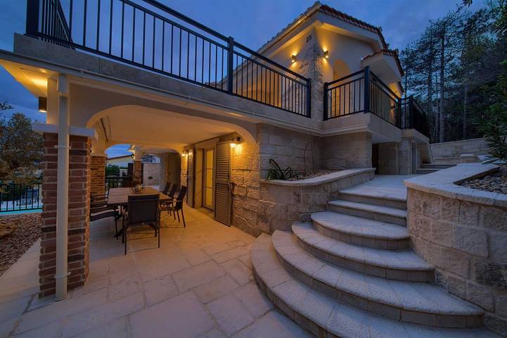 Ferienhaus für 8 Personen, mit Balkon/Terrasse und Terrasse sowie Garten und Pool auf Krk - 3