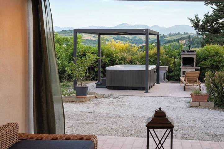 Location de vacances pour 6 personnes, avec jacuzzi et sauna à Loro Piceno