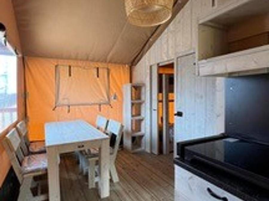 Camping le Pont de Mazerat - Tente en toile et en bois 4 personnes - New 2023 Lodge Safari : une tente esprit glamping avec sanitaire et grande terrasse in Tamniès, Périgord Noir