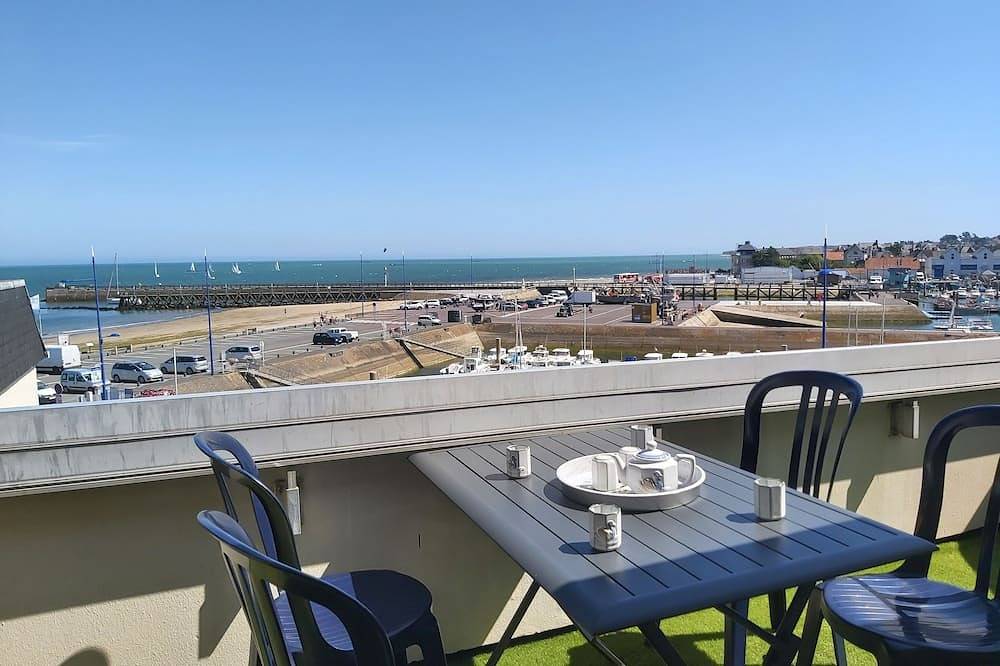 Entire apartment, Duplex & terrasse, sea and port view 2minutes from fish market and restaurants in Saint-Benoît-de-l'Aure, Bayeux region