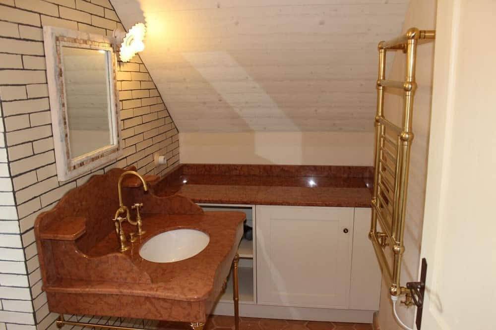 Appartement dans éco-gîte avec piscine et terrasse, à 800m du Lac du Bourget in Brison-Saint-Innocent, Région de Chambéry